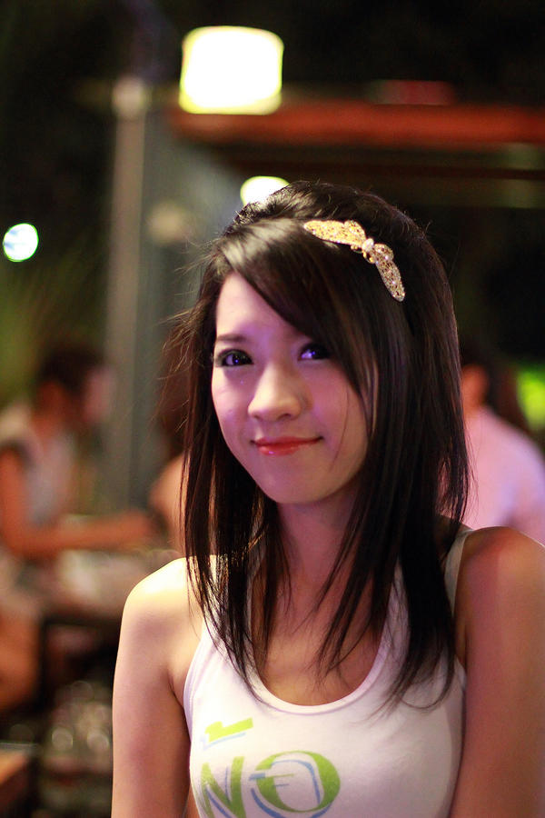 레스토랑에서 서빙하는 태국 여대생