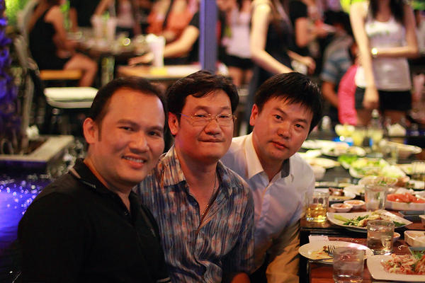 태국 이동통신 3위 사업자인 TRUEMOVE 임원들과 식사중에 한컷