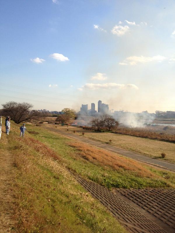 Eugenio Zuccherini 玉堤通り 多摩川河川敷で火事のため 目黒通りと環八方面入口辺りで 流れが悪くなっています Http T Co F2vit3eg Eugenio Zuccherini 玉堤通り 多摩川河川敷で火事のため 目黒通りと環八方面入口辺りで 流れが悪くなっています Http T Co F2vit3eg