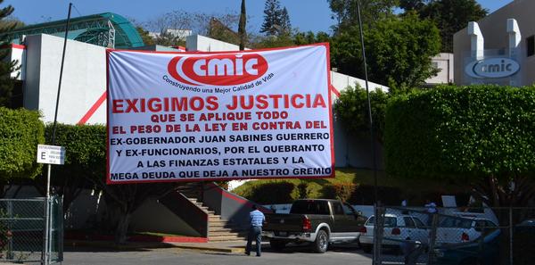 Constructores en #Chiapas demandan justicia,q se aplique la ley contra la pasada admon dl gobedo <a href="/CNNMex/">CNN México</a> <a href="/eleconomista/">El Economista</a>
