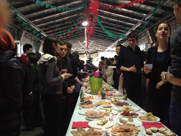 CODEprogram's tweet image. 【from ENSCI】Joyeux Noël! we had a big noel dinner in school #code2012