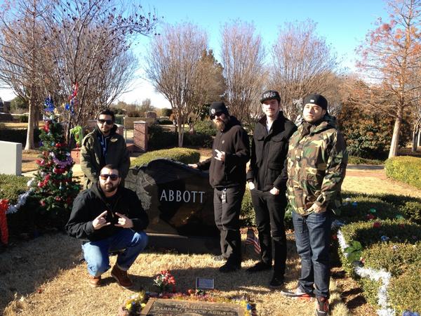 ideclarewarband's tweet image. We just paid our respects at one of the greatest guitar players graves. #ripdime