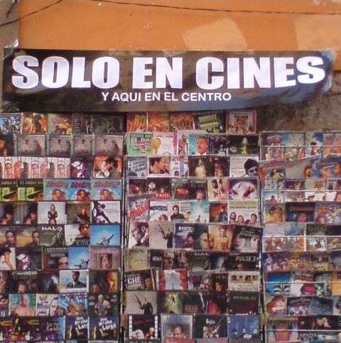 Incomprensible's tweet photo. Un puesto de películas que es posible #SóloEnMéxico… http://t.co/6RntCNFH