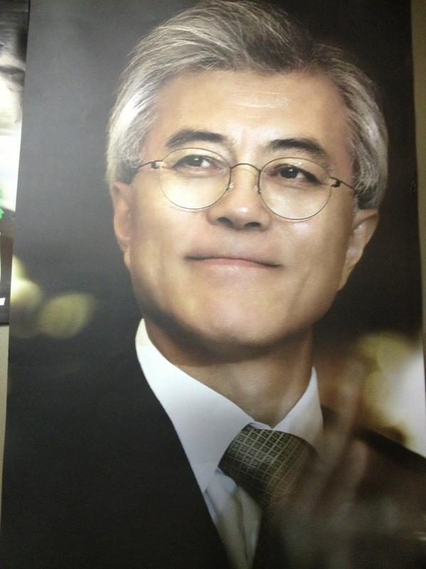 mooncamp2030's tweet photo. #문재인 시민캠프 해단식 중계는 여기서 마무리할께요. 그동안 많은 관심 주셔서 감사드립니다.(- -) (_ _) (- -) 마무리는 훈훈한 포스터로!! http://t.co/7XJsGc0L