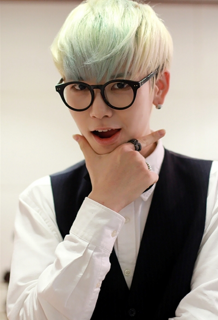 officialkvibes's tweet photo. #InGlasses Zelo B.A.P cute pke kacamata!! ajirr kan gayanyaaa XD http://t.co/h7xXL2pA