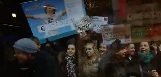 BonhoeffervdW's tweet photo. Cheque van maar liefst 41.000 euro wordt door leerlingen en docenten aangeboden aan #sr12 . Bedankt allemaal! http://t.co/oDo1v4ij