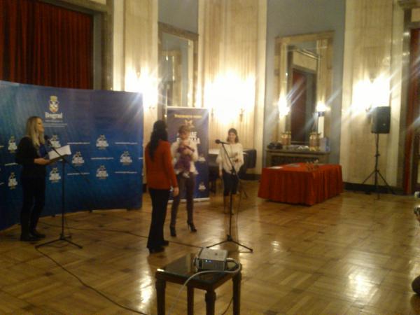 bojana_mala's tweet photo. Ksenija prima #zvezdebg u ime @Roditelj :-) http://t.co/THW6Z7St