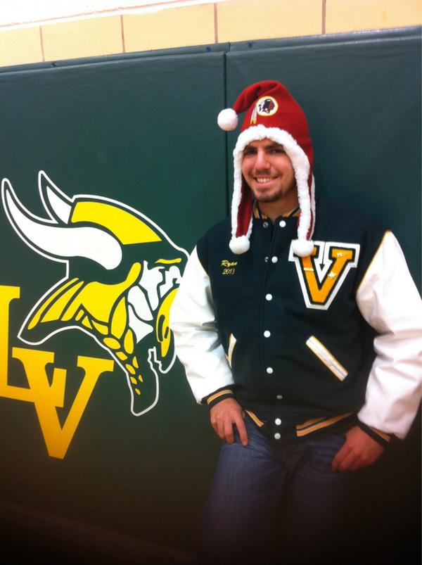 nexteraathlete's tweet photo. S/O to Ry-Guy for spreading the @redskins Holiday Cheer! http://t.co/6FRSCZfT