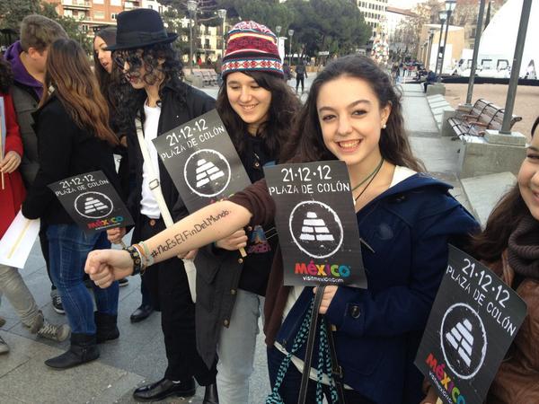 mexico_spain's tweet photo. Ya estamos aquí con la quedada de #noeselfindelmundo !!!!! Positividad!!! http://t.co/oc2u5XI3