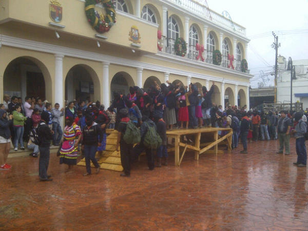 En silencio, indígenas rebeldes del #EZLN marchan frente a la alcaldía d #Ocosingo #Chiapas. Reporte p/ @RevistaProceso