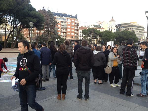 mexico_spain's tweet photo. Da comienzo la quedada de los yonkis del humoooooor!!!!! #noeselfindelmundo http://t.co/Nn1VU70t