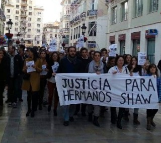 vicentedepablo's tweet photo. Caso @ShawJorge: Esta pancarta da en el clavo. SON LAS VIDAS de 4 niños lo que importa. http://t.co/lKZbBvbe