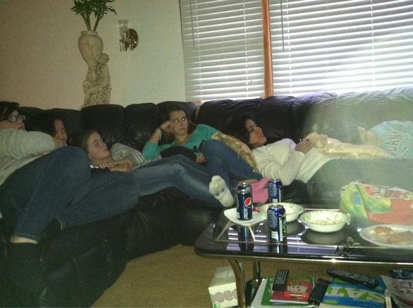laureenKayleer's tweet photo. Watching I am legend #guardparty
@Eileeeenii @sillis124 @shellbia @tombdelonge @mollydance425 http://t.co/xnLOxpbP
