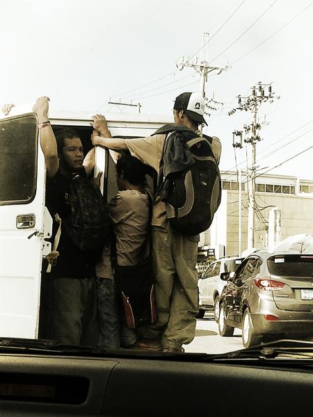 Ram_G_'s tweet photo. Daming tao sa daan haha http://t.co/z4lO8N8a