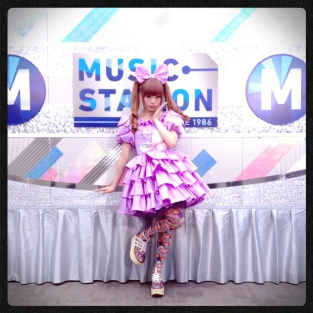 تويتر きゃりーぱみゅぱみゅ على تويتر 昨日のmステの衣装のテーマは 私が子供の頃に憧れていたドレス 大好きなクリーミィラベンダー色のふりふりワンピースに頭におリボンをつけて いつかどこかのお姫様みたいな洋服着てみたいなぁ とゆう夢を叶えた衣装でした تويتر きゃりーぱみゅぱみゅ على تويتر 昨日のmステの衣装のテーマは 私が子供の頃に憧れていたドレス 大好きなクリーミィラベンダー色のふりふりワンピースに頭におリボンをつけて いつかどこかのお姫様みたいな洋服着てみたいなぁ とゆう夢を叶えた衣装でした
