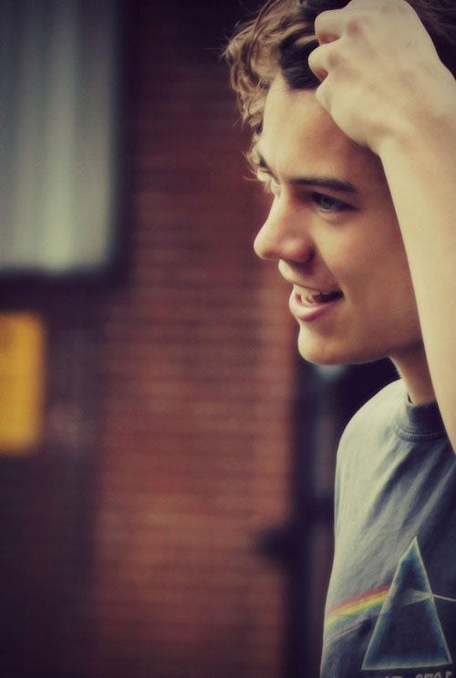 RT if you love Harry Styles. [ follow me i follow back ]