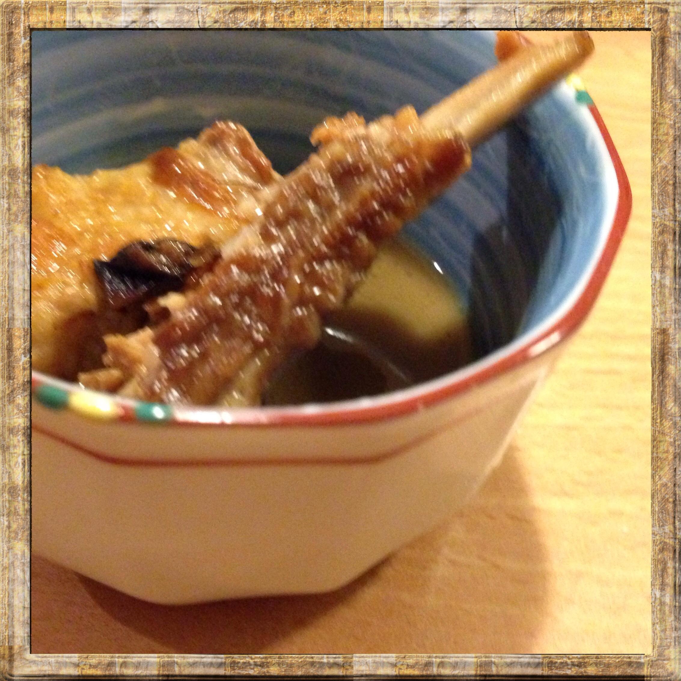 تويتر Yas على تويتر スペアリブの黒酢煮 これは美味 昨夜帰宅して寝る前に煮込んだ 生姜と長ネギを炒め 香りが出たら 肉 を焦げ目がつくまで良く炒める 酢とハチミツ 醤油 これに肉が隠れるくらいまで水を入れて 肉が柔らかくなるまで煮込むだけ 写真ボケた