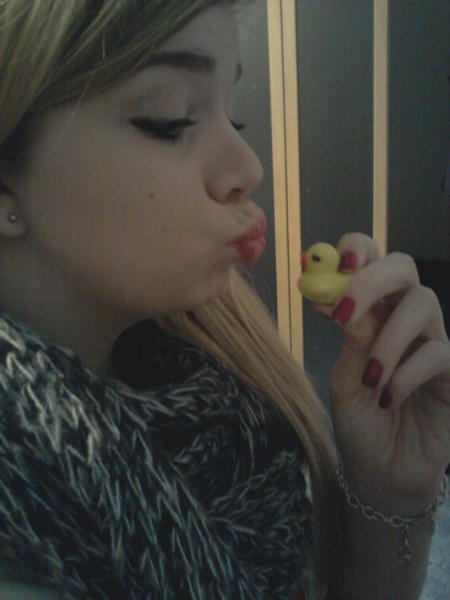 bestthingsmile's tweet photo. Weil meine freunde sagen ich seh aus wie eine ente ;P http://t.co/lPAT9Rip