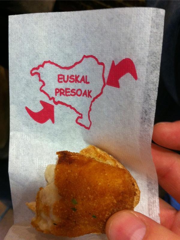 jmelus's tweet photo. En Bilbao, pinchos con mensaje. http://t.co/ZoUP5Q8N