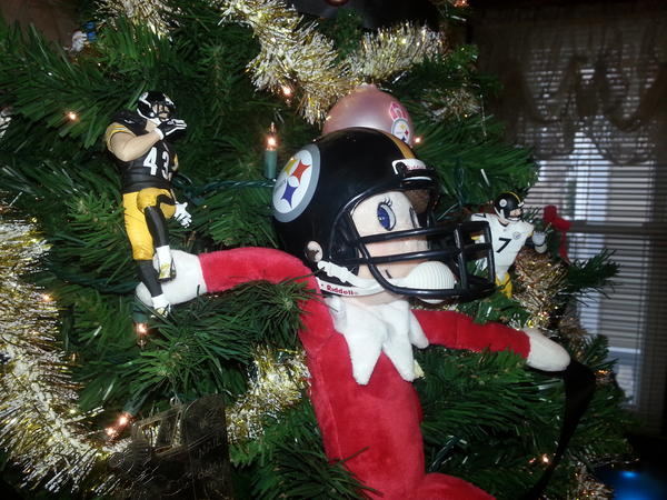 Look at this Buzzy the elf is a Steeler fan to.