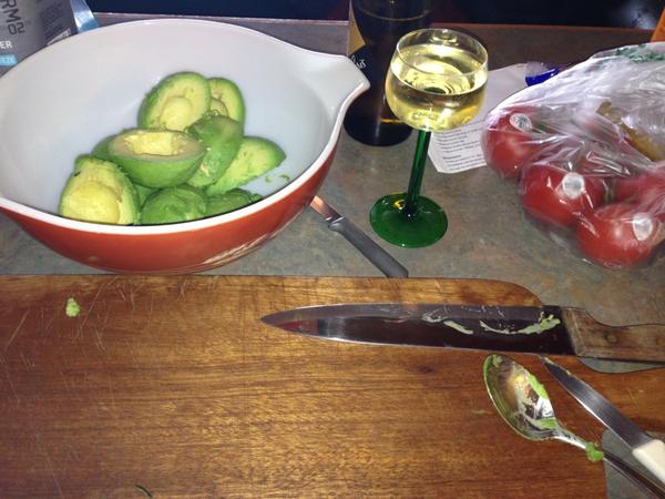 jkellogg00's tweet photo. If I'm being put to work I may as well have a drink #pinotgris for breakfast #whenathome #breakfastbeverage http://t.co/BEMy48a