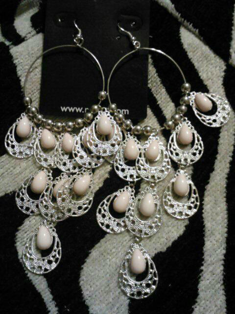 AcceSerrato's tweet photo. Aretes largos plateados con Rosa a solo $75 pesos @pnegras @cdpnegras @MpioPNegras http://t.co/Vuz2nPAg