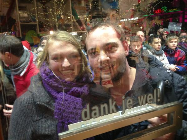 Jelmo89's tweet photo. @michielveenstra heeft even een kiekje van ons geschoten vanuit het glazen huis. Súper bedankt! #SR12 #seriousrequest http://t.co/fvaRNpj6