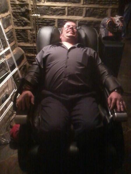 Bruce_Meek's tweet image. @andrewmillner enjoying a massage chair shame its not electric #deathrowinmate