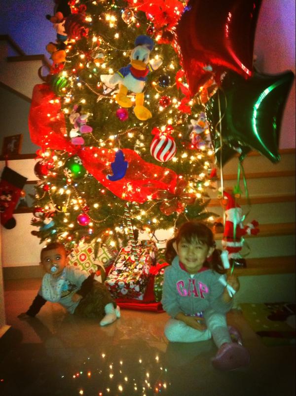 cristymata's tweet photo. Mis bombones, esperando a que llegue Santa!!! http://t.co/CkVGcabq
