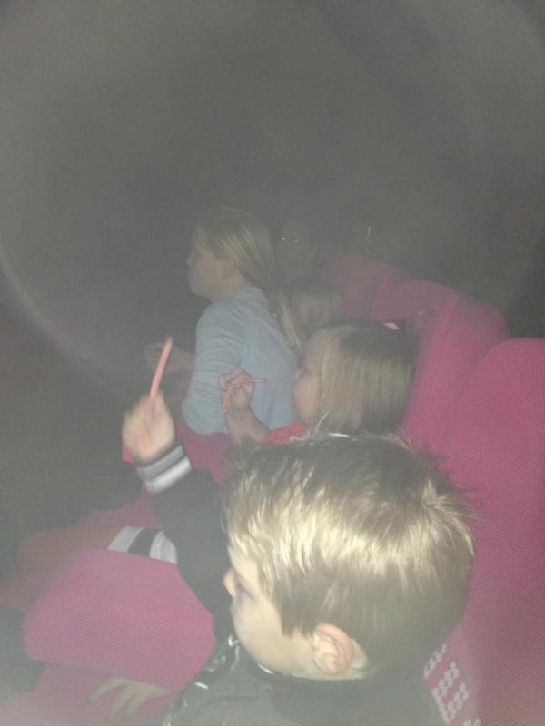 Zo, lekker filmpje pakken met de kids en <a href="/MichielKahmann/">Michiel Kahmann</a> en zijn kids. Allemaal de groeten (van Mike).