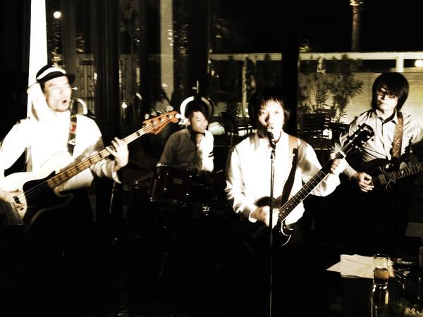 cat_hiroshi's tweet photo. フラワーカンパニーズってバンド知ってる？結成23年の息の長いバンド。メンバーが新郎の同級生で披露宴と2次会で3曲も生演奏してくれたよ！��っこいい！ http://t.co/7fO4kICi