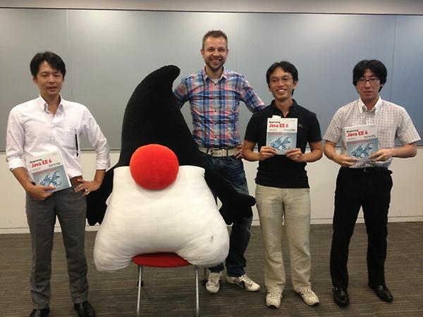 arungupta's tweet image. Rock/paper/scissors decided the raffle of 5 Japanese translation of @agoncal book on #javaee6 at #jdevjp