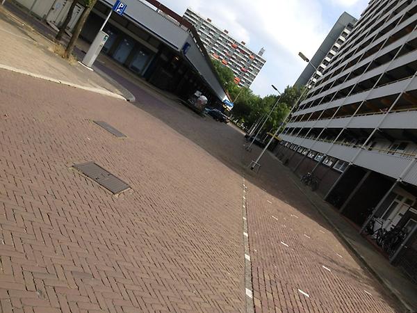 Jurbols's tweet image. @GemeenteDelft bedankt weer voor jullie #gepruts, 3x geagiteerd heen en weer kan ik parkeren. Hier is het leeg #domdom