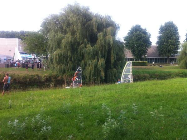 MikeVerdonk's tweet image. Windsurfen op de Dommel. #intro040