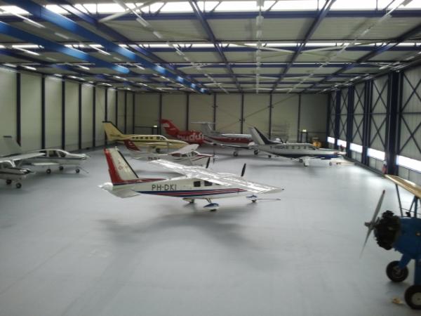 MargaVermue's tweet photo. En er staan mooie exemplaren op Kempen Airport! http://t.co/8nJ7IVhr