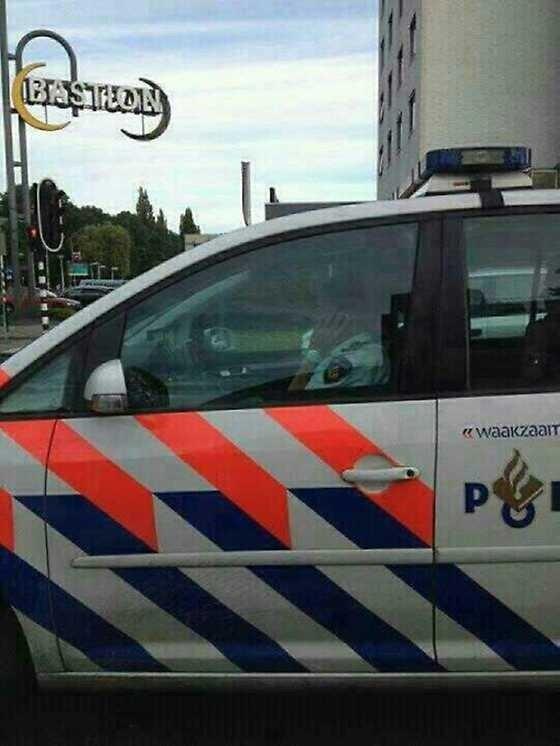 ELMO_verweg's tweet photo. Bellen achter het stuur, volgens mij kost dat ons 220,-. RT deze foto zoveel mogelijk zodat hij op tv komt. http://t.co/v7oPHGvc”