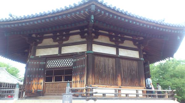 りひと Sur Twitter 夢殿大祀廟 じゃあないけどここは聖徳太子を供養するために建てた夢殿でっす 神子のスペルカード 光符 救世観音の光後光 グセフラッシュ の元ネタにもなっている救世観音像がこの中にあるんですが 撮影禁止以前に公開してなかったので