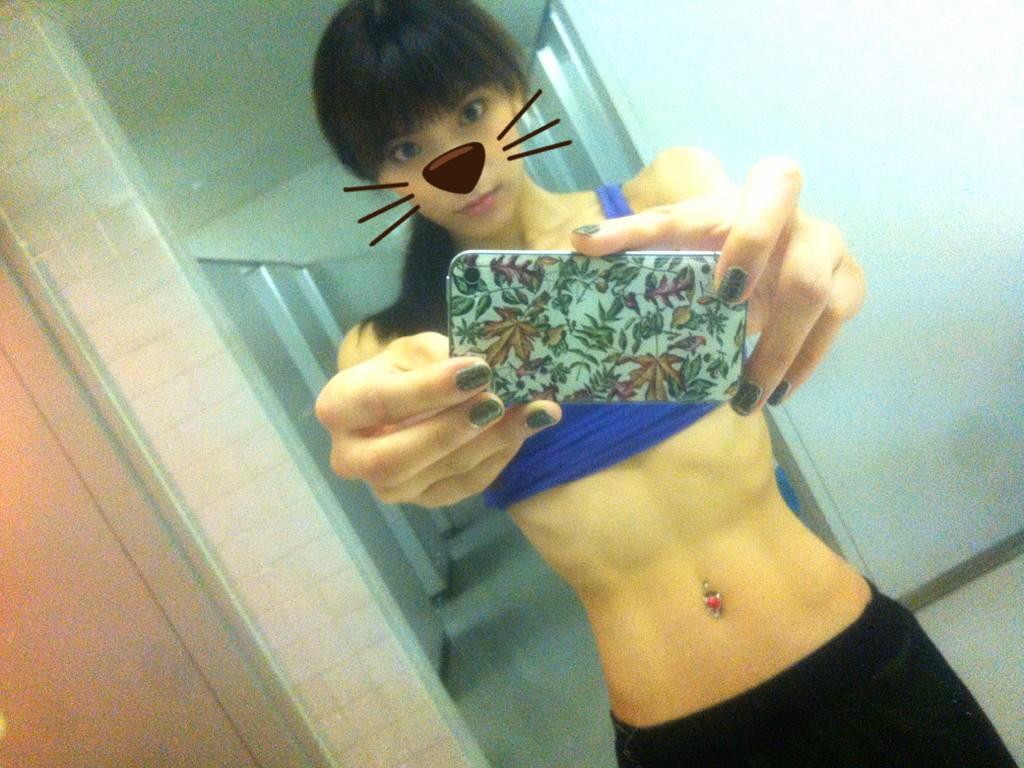 須藤玲司 on X: 宮村優子がAVで披露した腹筋よりもすごい QT akimotooo726: お腹周り見たいって方いらっしゃったので… 笑  お見苦しかったらすみません(´Д` ) http:t.co6uLzvSaR  X