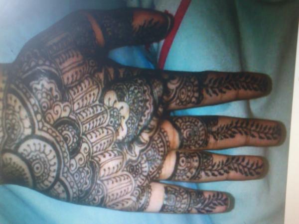 JasRubyy's tweet image. My sister is talented as hell! Not bad for a 14yr old! #Henna #Mendhi #PrettyPattern #YoungTalent #Gifted @K_I_RAN_away