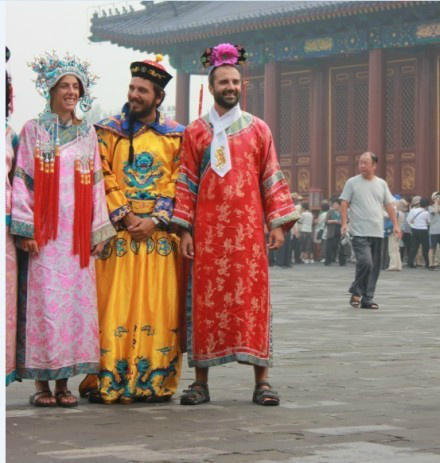 evaminx's tweet photo. 碰上一群老外，争相穿着龙袍格格服在天坛前合影。特别是两老外，笑死我了，穿着格格的衣服，这笑容太灿烂了。 http://t.co/YKaHbi9o