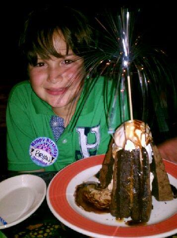 LinoLopez's tweet photo. Celebrando con la familia en Disneyland el cumpleaños (9) de mi hijo Bryan. http://t.co/9PmD8SXh