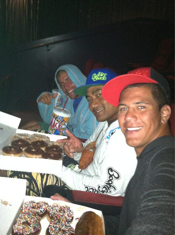 ElderTagaloa's tweet image. This is how we watch movies!!! #polystyle