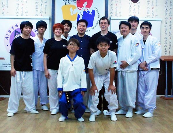 3주간의 택견 체험을 마치고 프랑스로 돌아가는 프란스코와 모니크 부부. 서울 배낭여행을 하며 택견을 배우면서 한국을 너무나 좋아하게 되었다는 후문이! 
택견을 더 배우기 위해 다음에 또 한국을 찾는다고 하네요^^