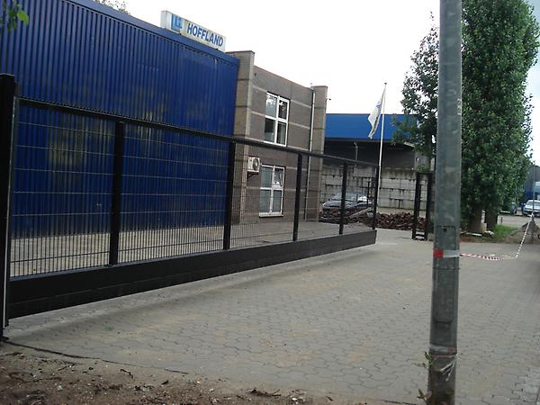 Waar anderen stoppen, begint van Klompenburg. Automatische schuifpoort 16 meter vrije doorgang! #doornspijk #hekwerk