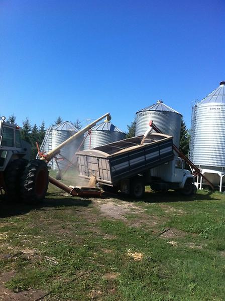 sjury's tweet photo. Not a bad little set up #timesaver #harvestseason http://t.co/2IyXWXto