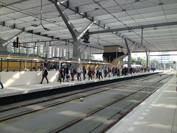 Wachten op de trein naar Schiphol.