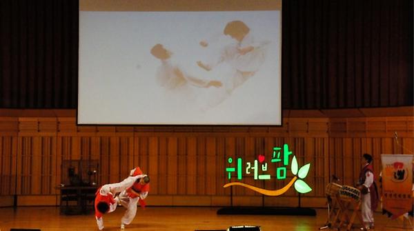 택견시연연단 본터패가 위러브팜(MBC) 택견공연을 촬영하고 왔습니다 ^^

정주열 선생님의 날치기가 정확히! 상대의 얼굴을 가격하고 있네요~!

오는 9월 12일 오후 1시 30분 채널 MBC에서 만나보세요 ^^