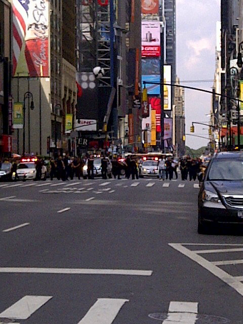 ContrarianNY's tweet photo. 7th ave shooting, so much for a uneventful day at work...crazy! http://t.co/ni4zrXYE