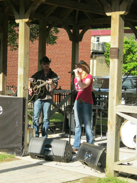 downtownexeter's tweet photo. Kerosene Creek concert in Exeter yesterday
Main Street was jumpin! http://t.co/H1UZgFu7