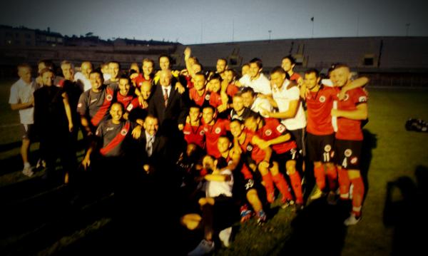 kirmizikara's tweet photo. Kupa bizim. http://t.co/XQyoHaJI